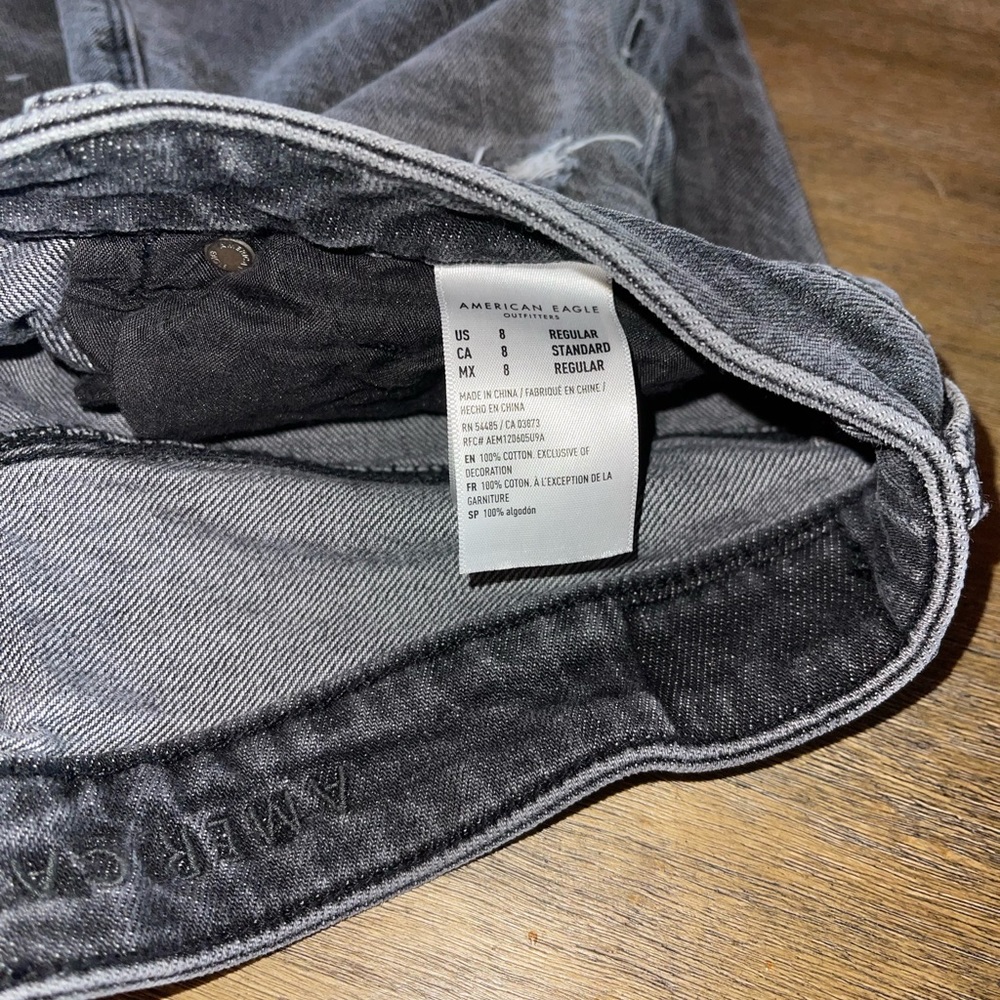 Like new! American Eagle High Rise Mom Jeans. Size 8. - Picture 4 of 6
